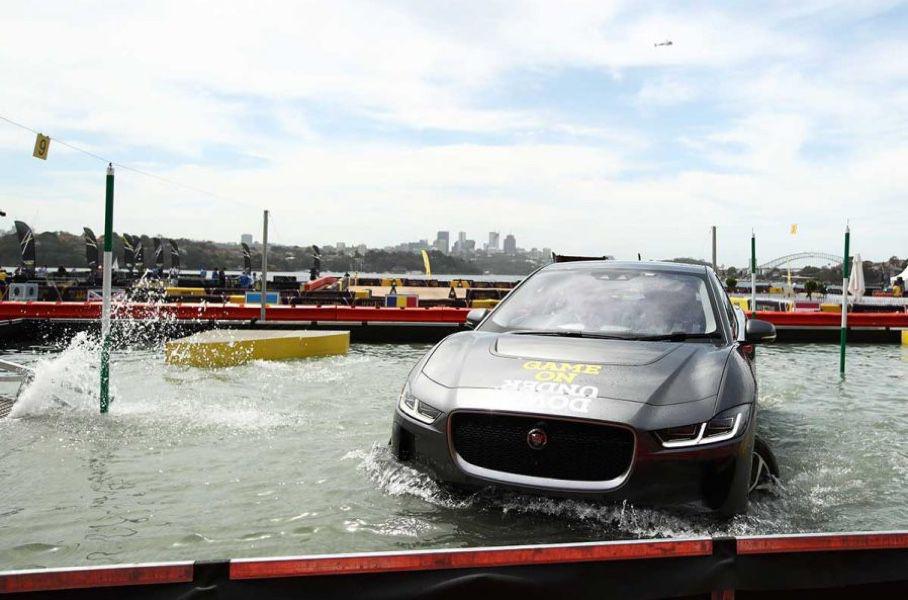 Jaguar продемонстрировал как электрический кроссовер I-Pace может ездить по воде