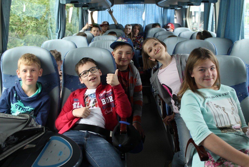 Перевозка детей автобусом заказ. Экскурсии для школьников. Детская автобусная экскурсия. Школьные экскурсии автобусные. Автобус для детей.