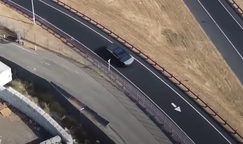 Дрон снял на видео испытания Tesla Cybertruck на трассе завода во Фремонте
