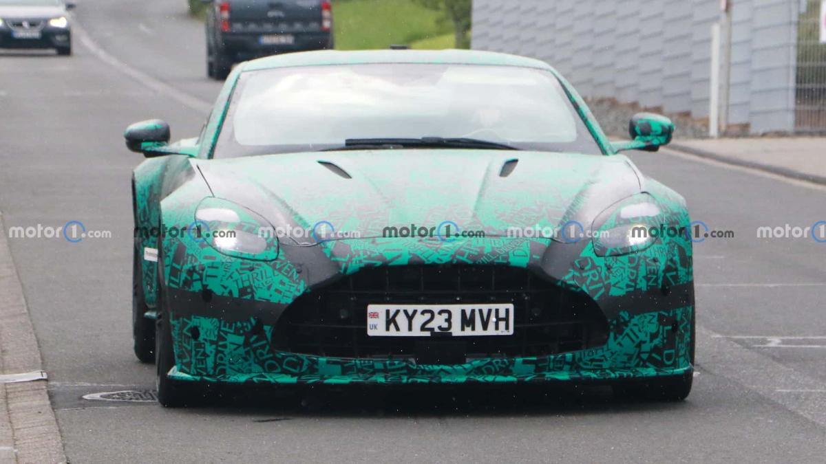 В Сети появились фотографии обновленного Aston Martin Vantage