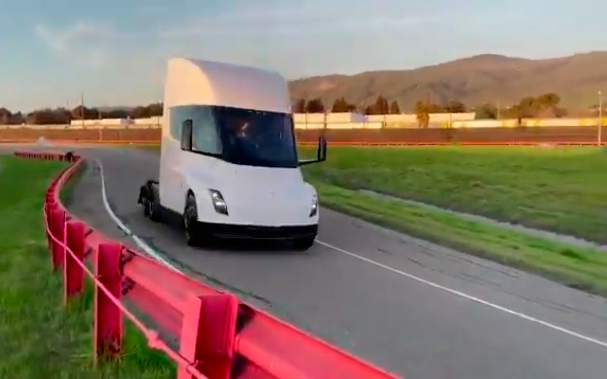 Компания Tesla показала электрический грузовик на видеоролике