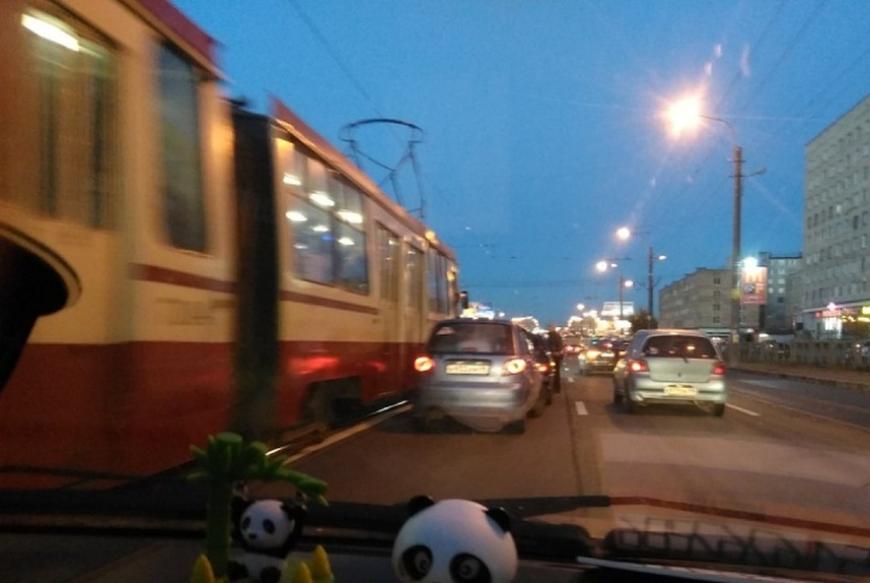 В Петербурге четыре автомобиля заблокировали движение трамваев
