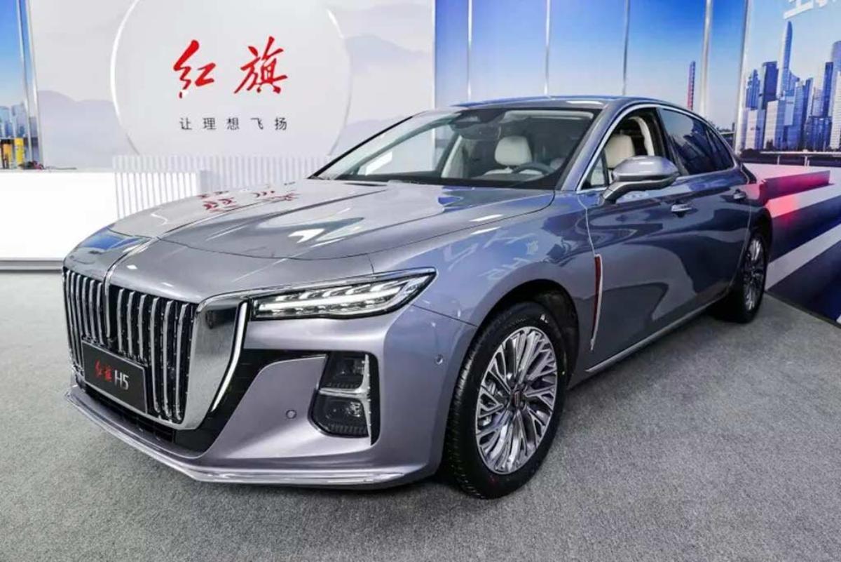 Hongqi выбрали официальным автомобилем ПМЭФ-2024