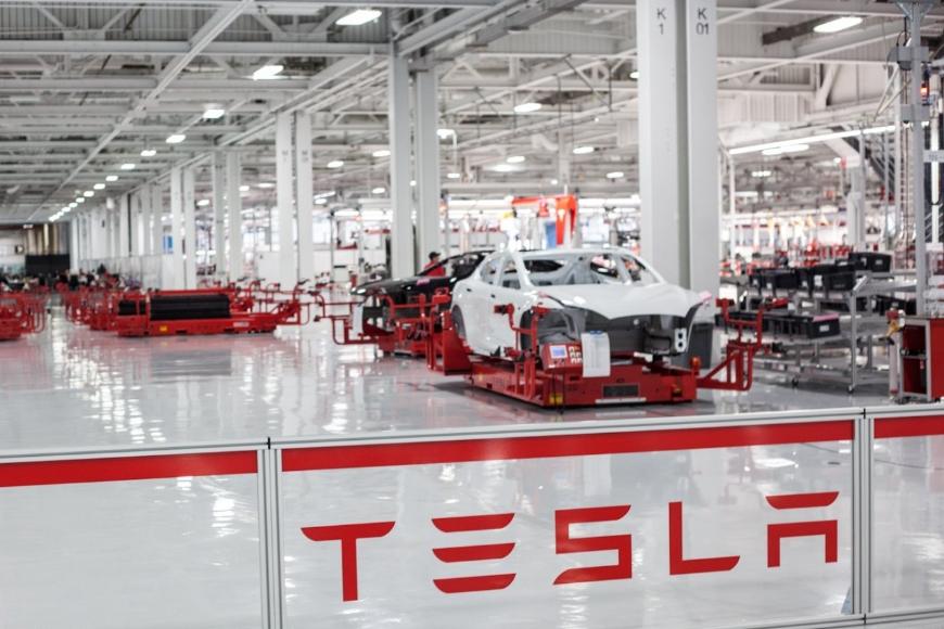 Tesla снижает цены на автомобили китайской сборки
