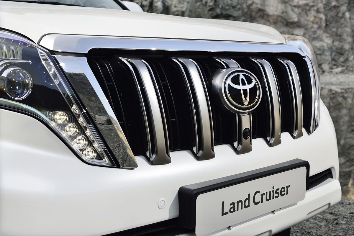 Появились свежие подробности о новых Toyota Land Cruiser 300 и Prado