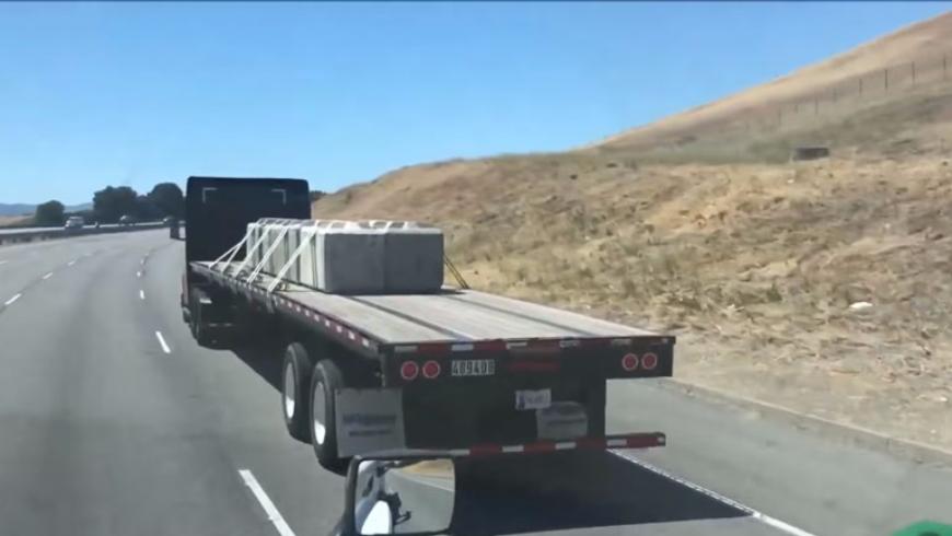 Электрический грузовик Tesla Semi поймали на испытаниях грузоподъемности