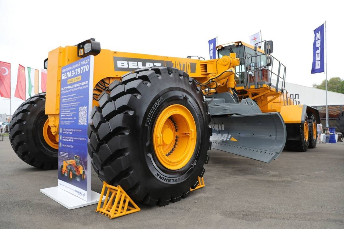  БелАЗ совершил прорыв: самый большой грейдер в Кузбассе – это событие