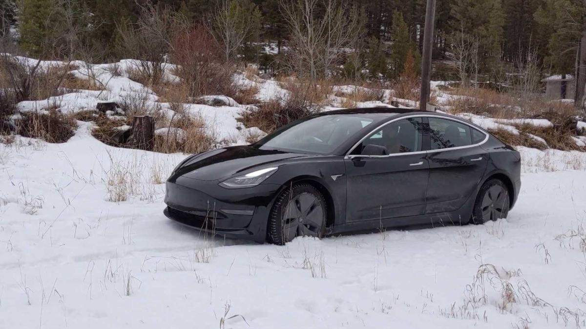 Tesla Model 3 теряет запас хода из-за стоянки на морозе