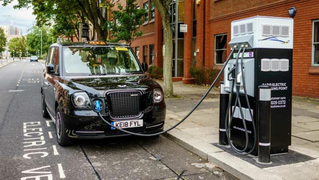 Почему в Великобритании на 50% подскочили цены на страховку электромобилей