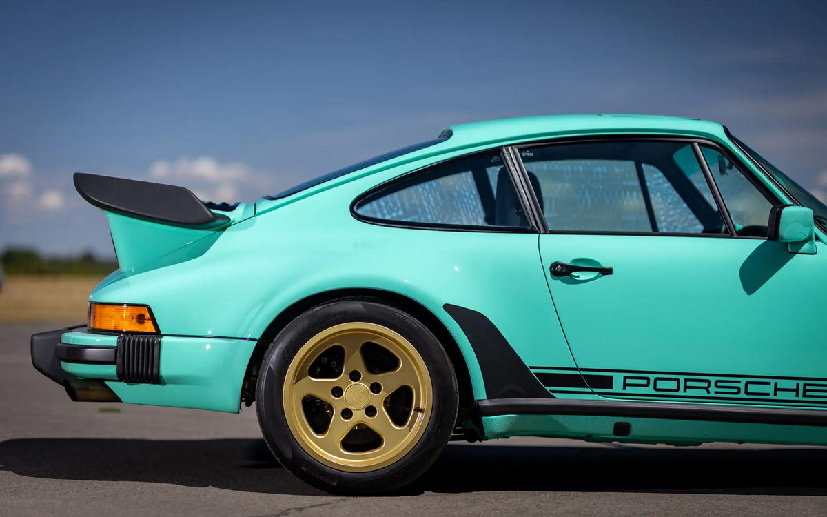 Porsche 911 Turbo: Гоночное сердце F1 под капотом - вы такого не видели