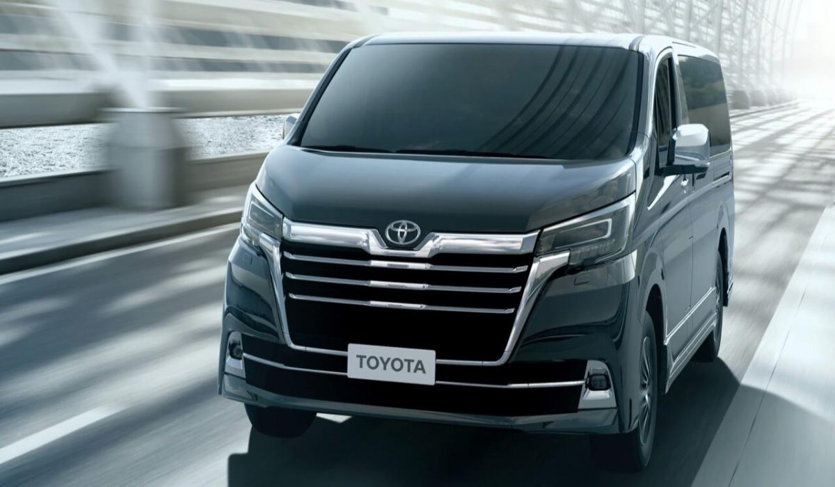 В России в мае почти распродали все «параллельные» минивэны Toyota Granvia