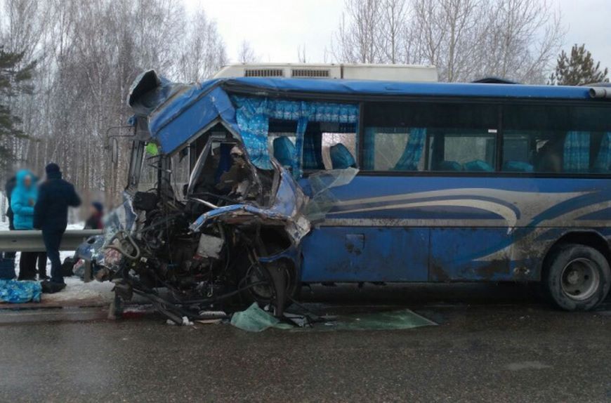 В Томской области сошлись «лбами» автобус и грузовик