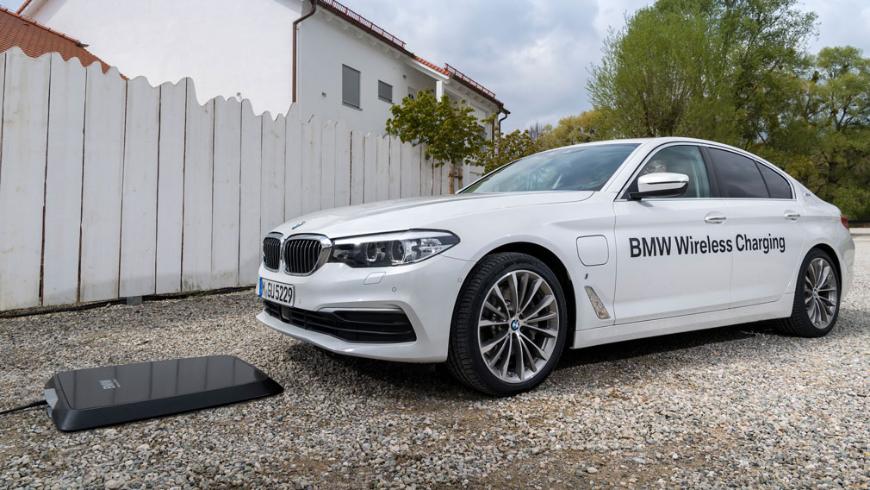 BMW испытывает беспроводную зарядку для электрокаров 530е