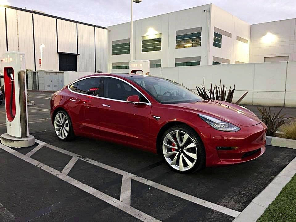 Tesla Model 3 Performance устроила дрэг-гонку с двумя мощными суперкарами