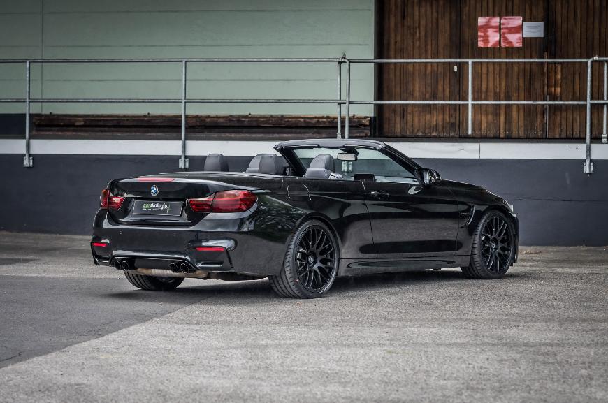 Черный кабриолет BMW M4 выглядит угрожающе