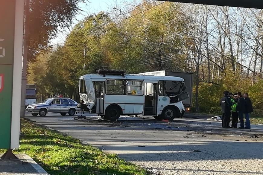 В Кемерово столкнулись грузовик и автобус