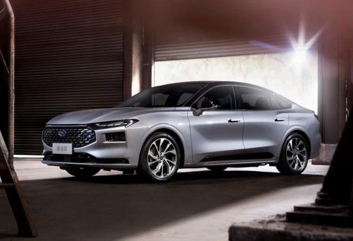 Дилер в Воронеже выставил на продажу новый седан Ford Mondeo VI поколения