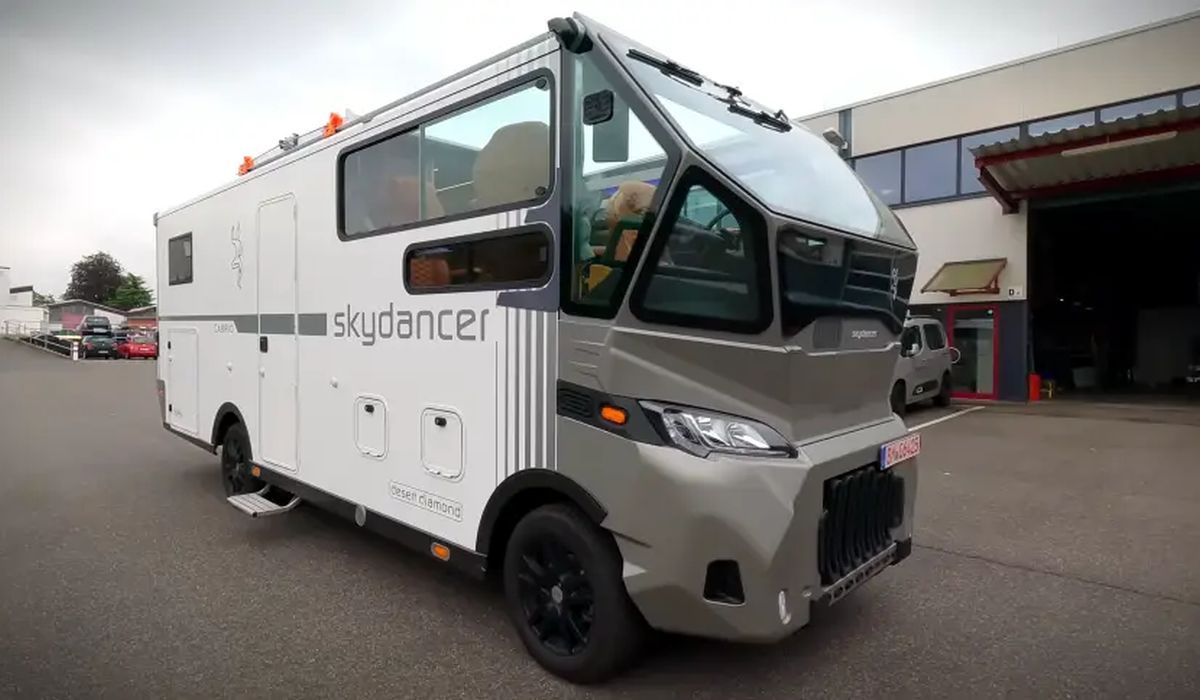 Внутри Skydancer Desert Diamond: почему этот автодом с кабиной на втором этаже стоит 23 млн