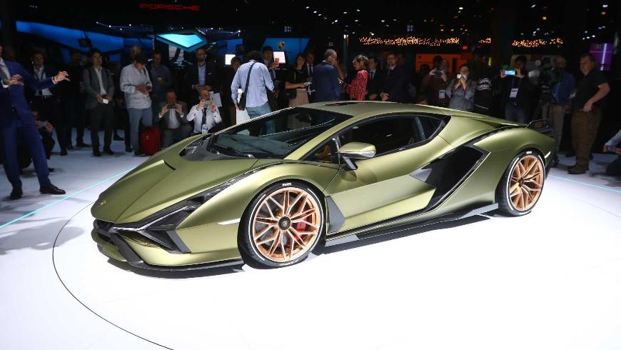 Lamborghini опубликовал тизер на новый гибридный суперкар