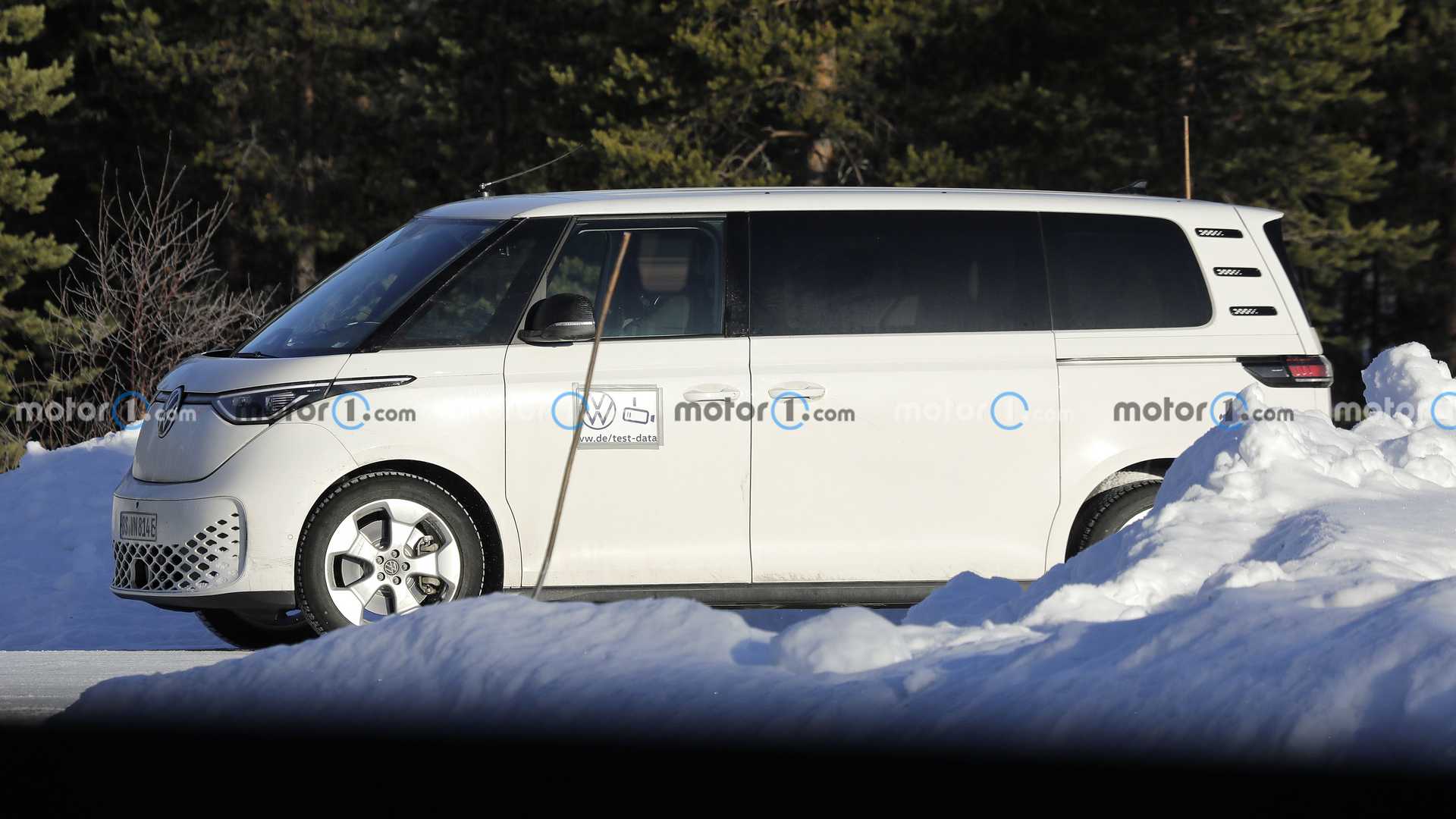 Компания Volkswagen вывела на тесты обновленный минивэн VW ID. Buzz LWB ...