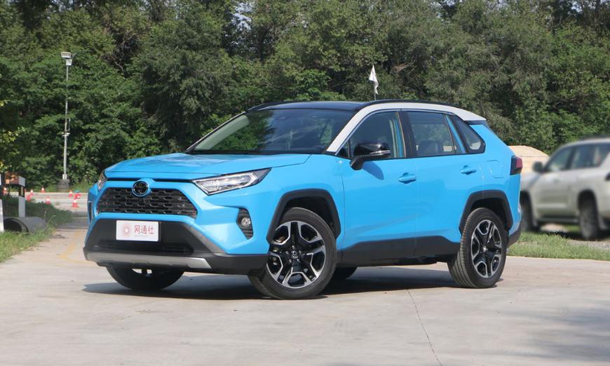 Начались продажи обновленного кроссовера Toyota RAV4