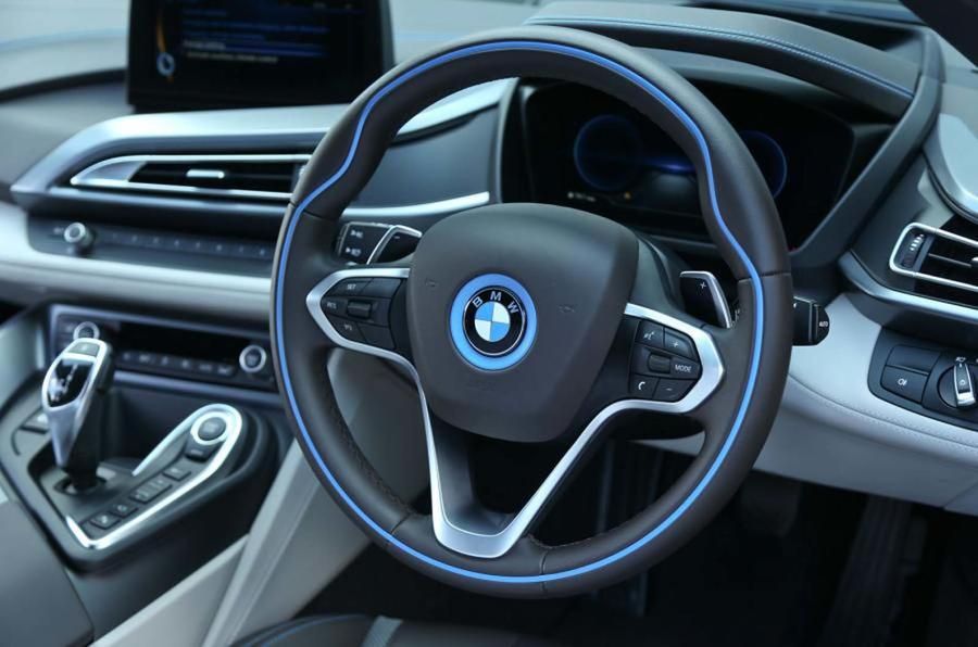 В будущих моделях BMW будет и автопилот, и место для водителя