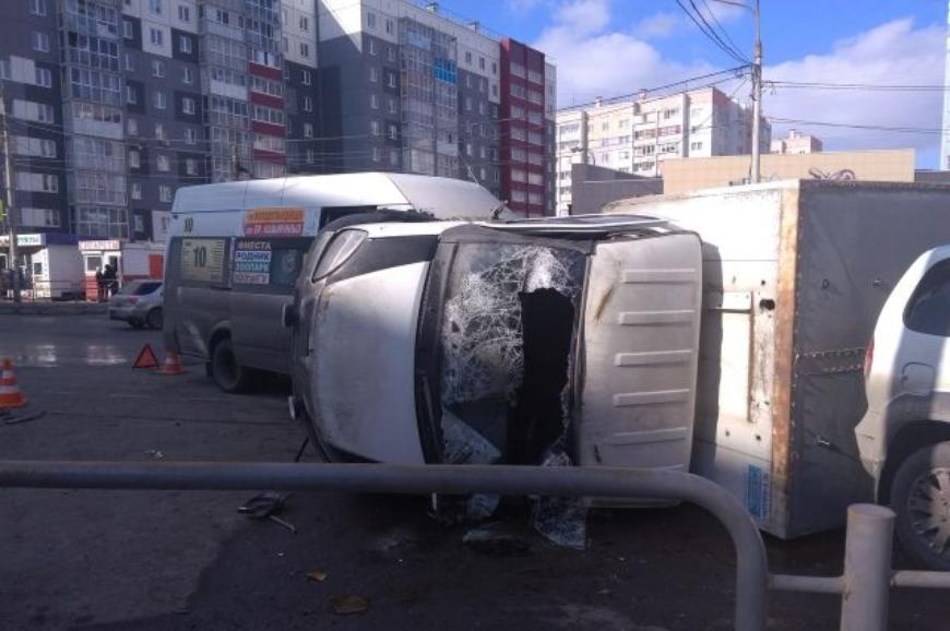 В Челябинске маршрутное такси столкнулось с грузовиком
