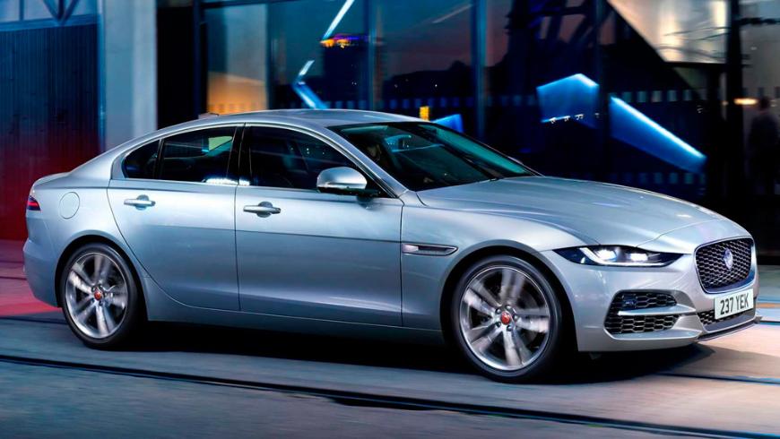 Компания Jaguar обновила седан XE и добавила интересные функции