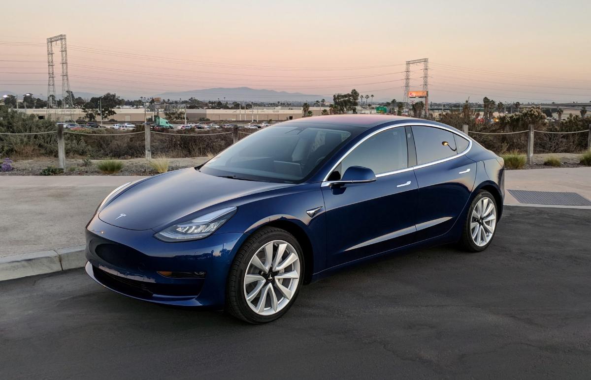 Tesla Model 3 получил обновлённый интерьер и руль с подогревом 