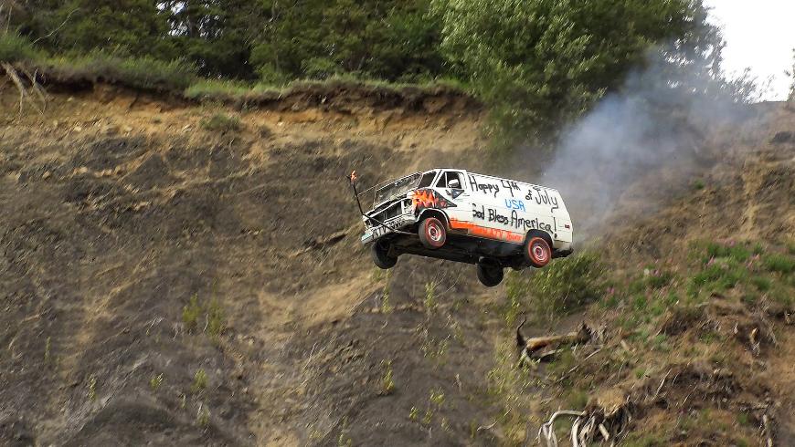 Смотрите, как жители Аляски спускают автомобили со скалы