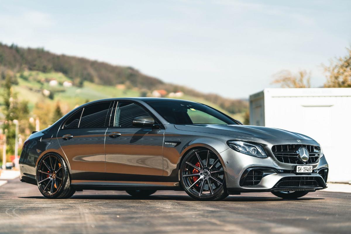 Mercedes-AMG E63 S эффектно смотрится с 21-дюймовыми дисками