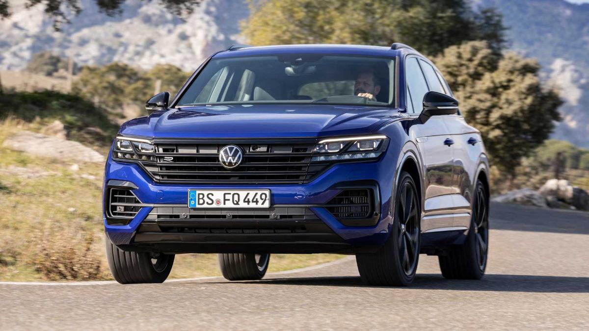 Огромный VW Touareg R едет почти также, как крутой суперкар 