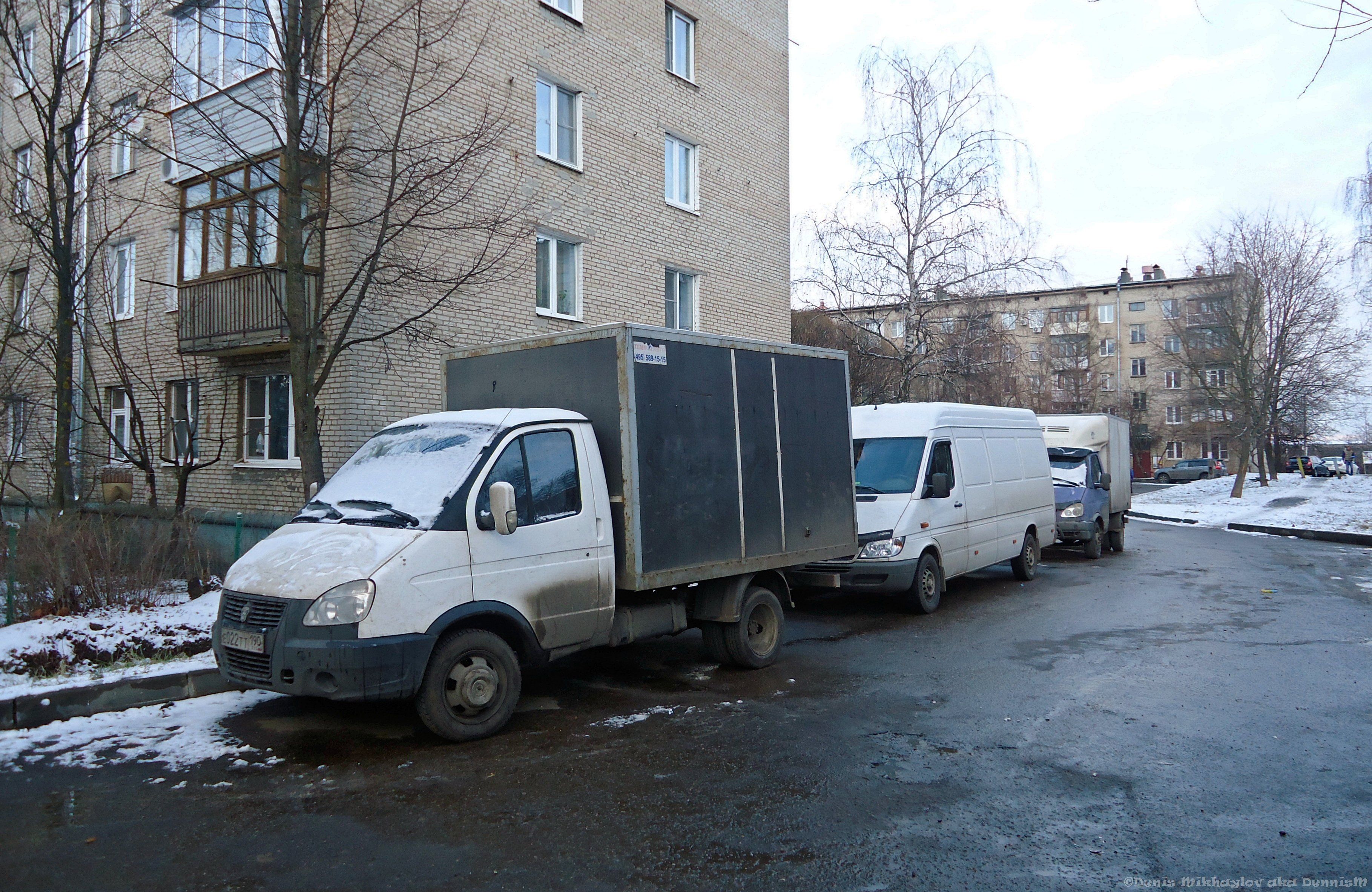 Коммерческий транспорт во дворе жилого дома