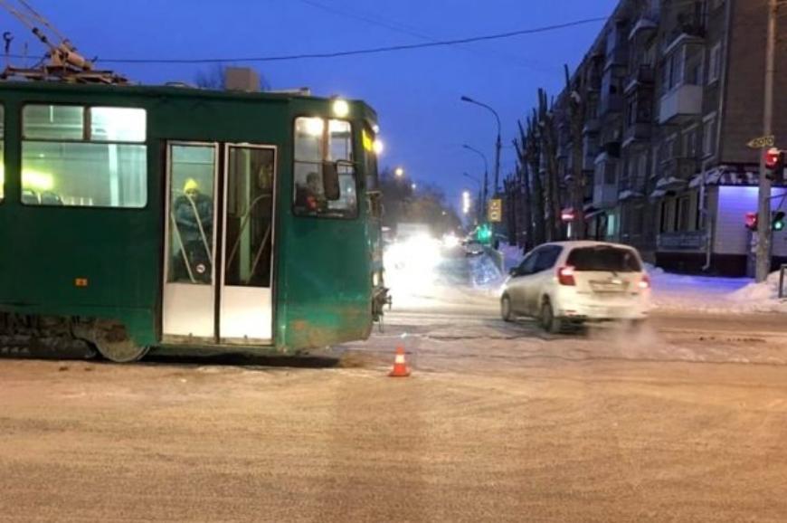 В Новосибирске в ДТП с трамваем и легковушкой пострадал ребенок 