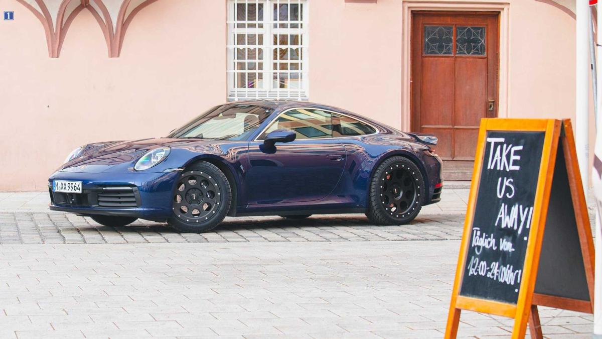 Porsche 911 отлично смотрится с этими дисками и внедорожной резиной