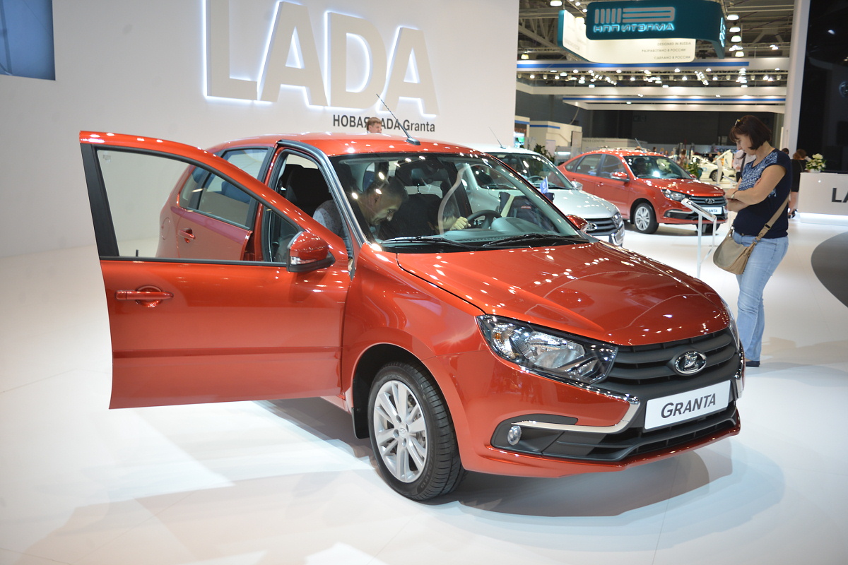 Автодилеры LADA в России начали продавать базовую LADA Granta за 678 300 рублей