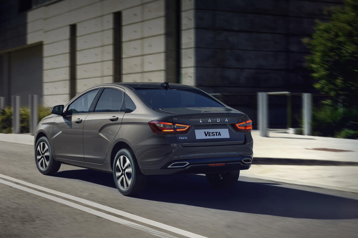 Lada Vesta и Niva Travel теперь доступны в Дубае: подробности цен