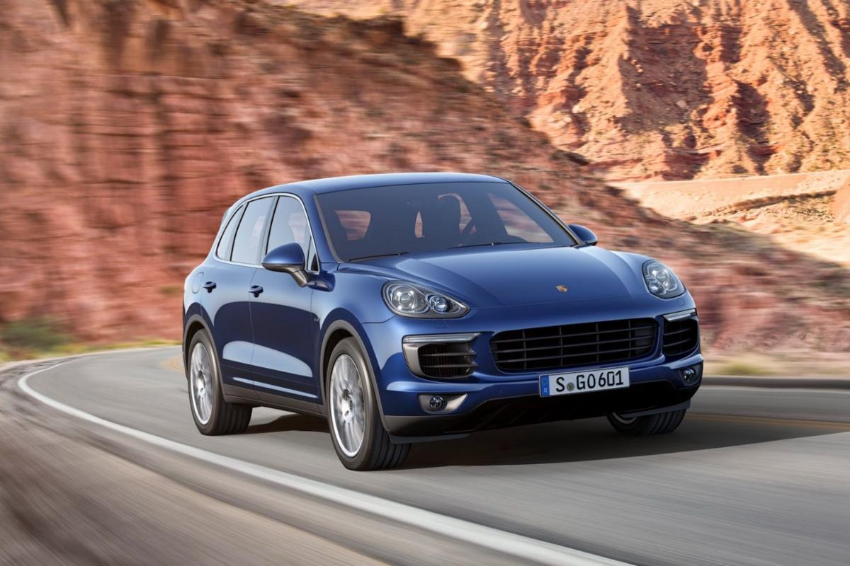 Кроссоверы Porsche Cayenne и Porsche Macan стали худшими авто 2023 года по  версии Hot Cars