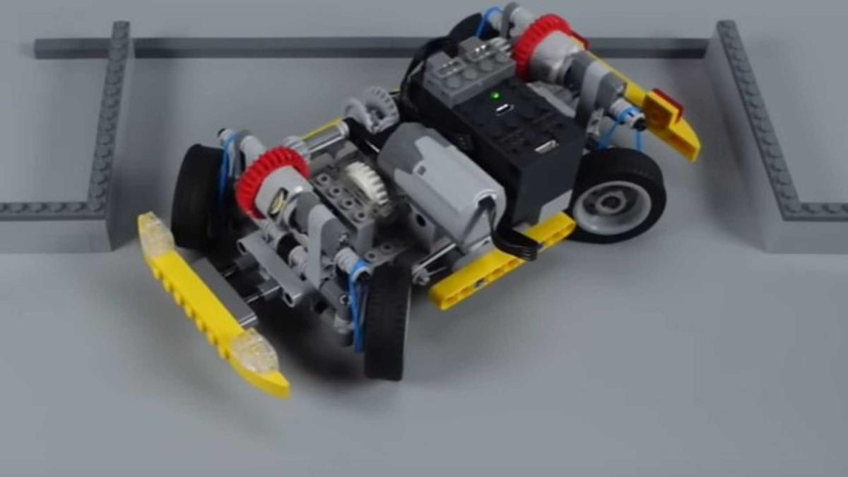 Эта машинка Lego может разворачиваться в узком пространстве 