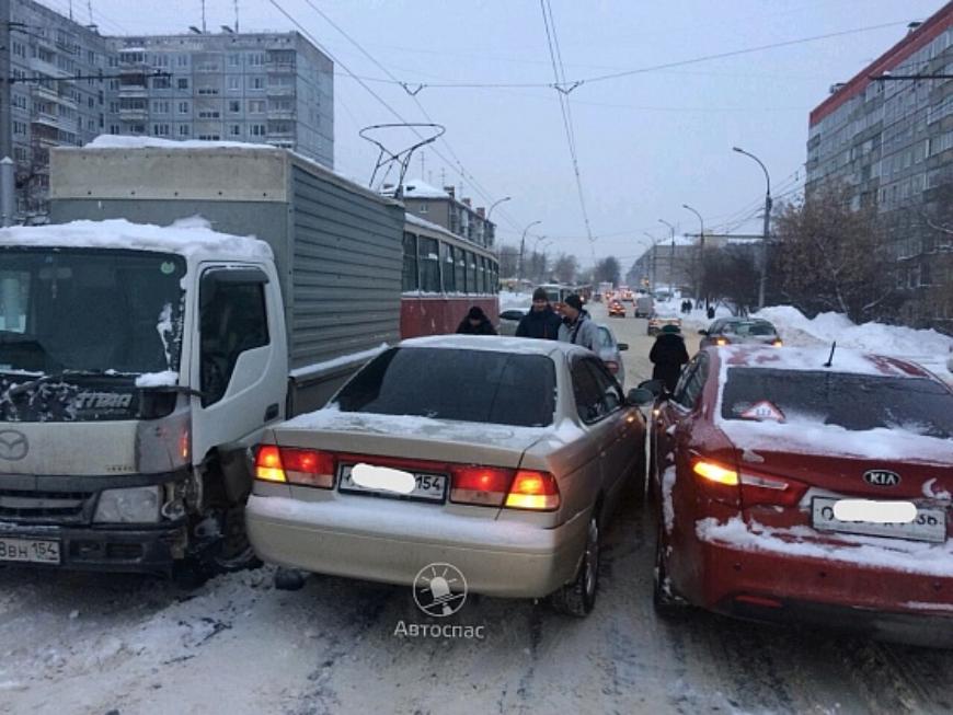 В Новосибирске ДТП перегородило движение общественного транспорта