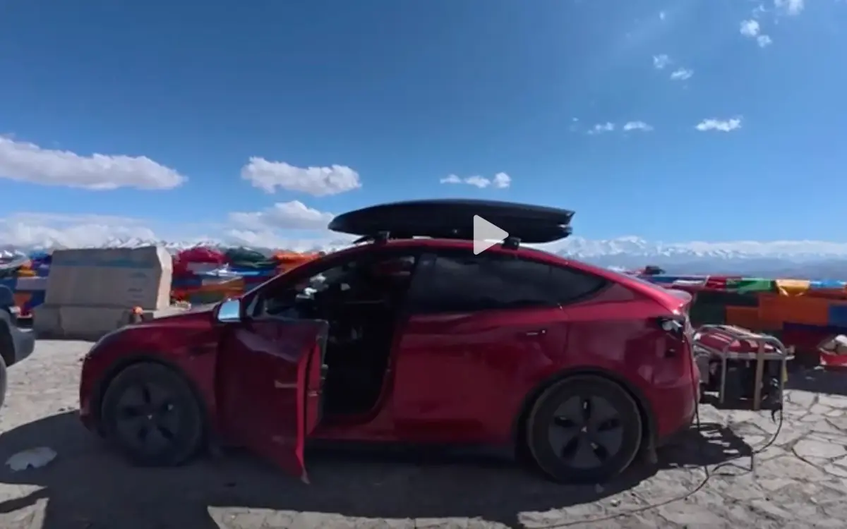 Зачем владелец электромобиля Tesla заправляет свой электромобиль бензином Зачем владелец электромобиля Tesla заправляет свой электромобиль бензином