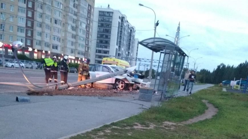 ДТП в Петербурге: автомобиль снес столб на остановке