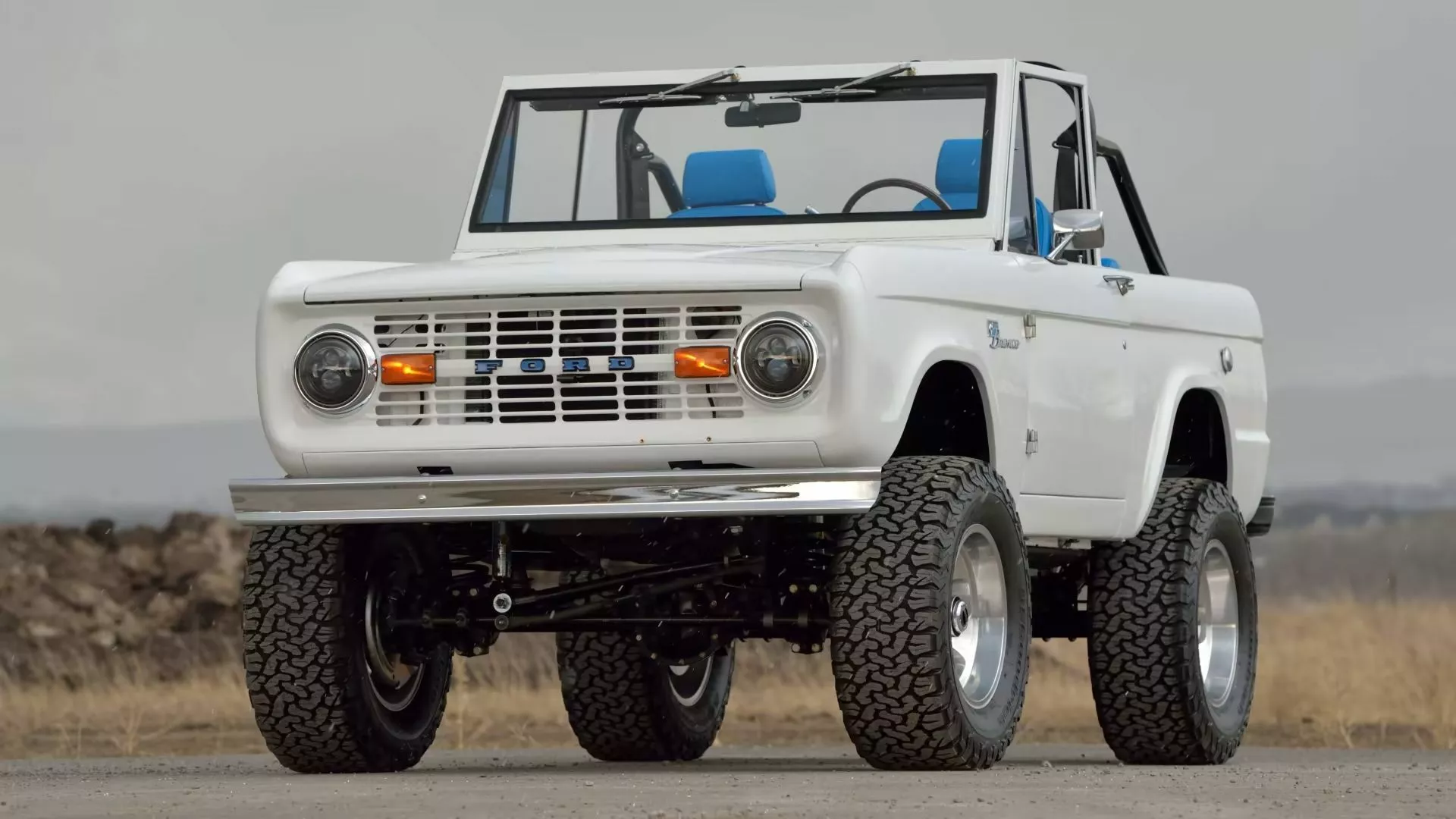 В сети показали тюнингованный Ford Bronco Restomod с винтажной красотой и  современной мощью