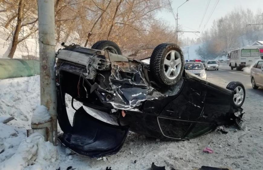 В Томске на проспекте Мира в ходе аварии перевернулась иномарка