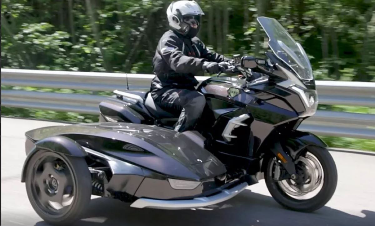 Люксовый мотоцикл Aurus Merlon впервые показали широкой публике
