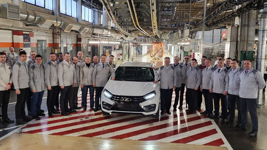 Автоконцерн АВТОВАЗ собрал первую автомашину LADA Vesta NG на заводе в Тольятти
