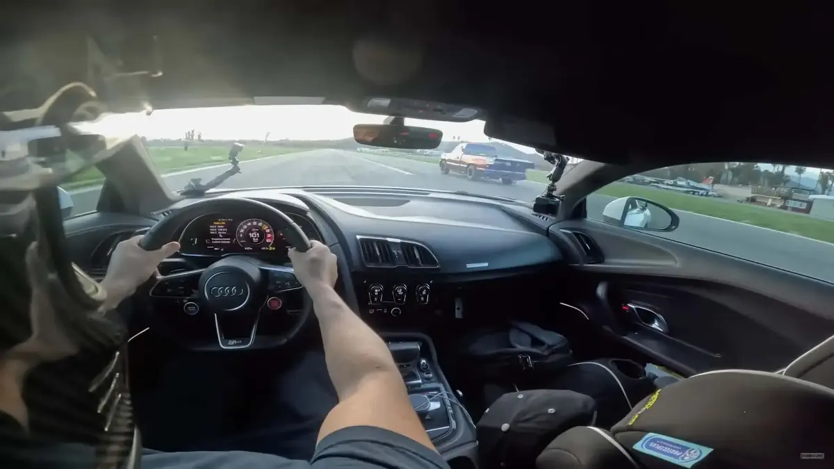 1500-сильный грузовик Chevy обгоняет спортивную Audi "как стоячую"