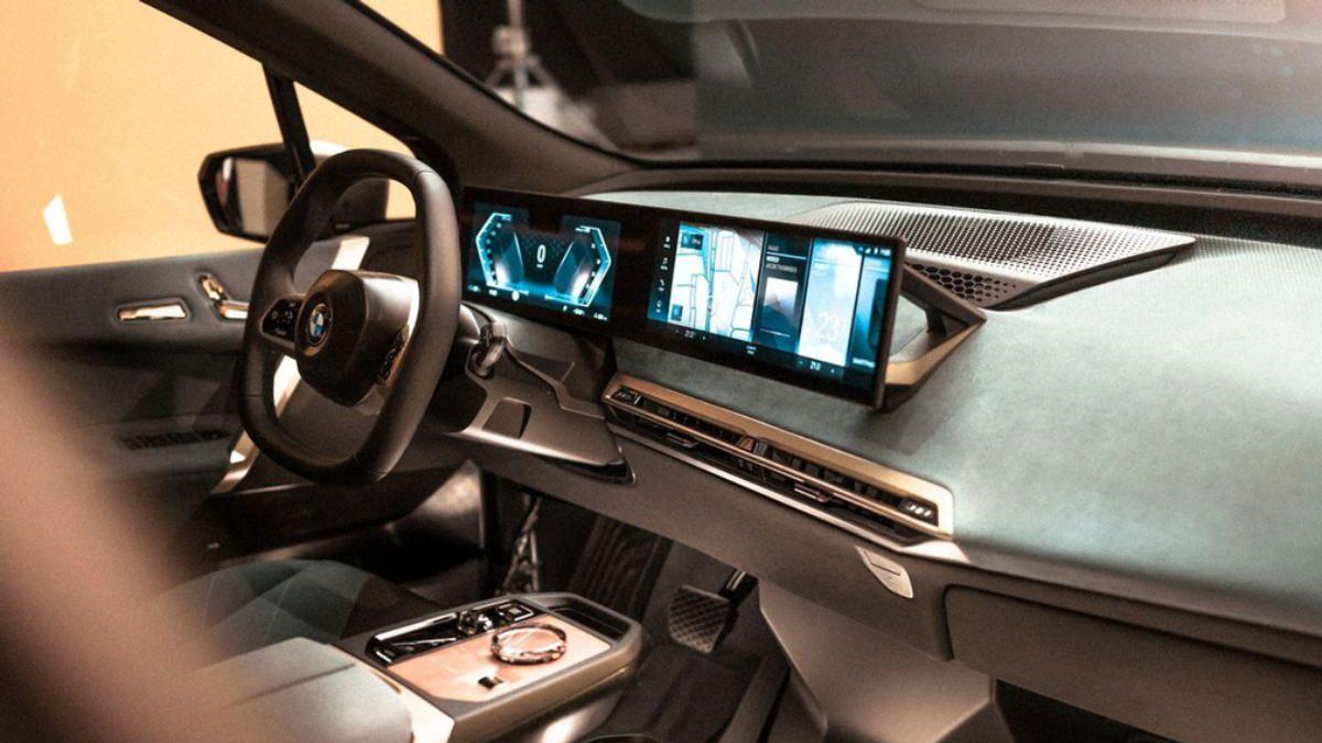 Компания BMW готовит революционный дисплей и iDrive нового поколения