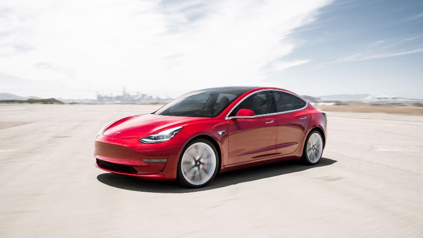 Tesla Model 3 стал самой продаваемой моделью премиум-класса в США