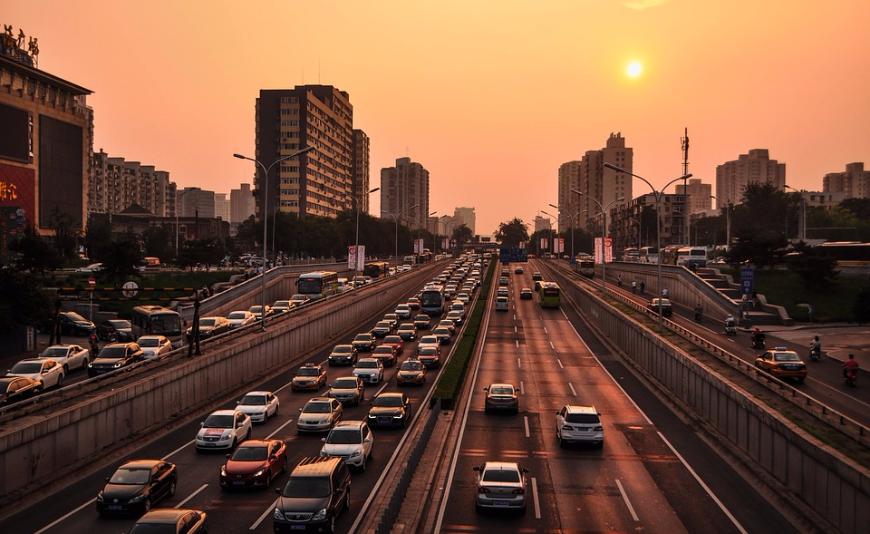 Китай переводит служебный транспорт и такси с бензина на спирт